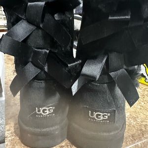 Ugg women’s boots size 5: bows